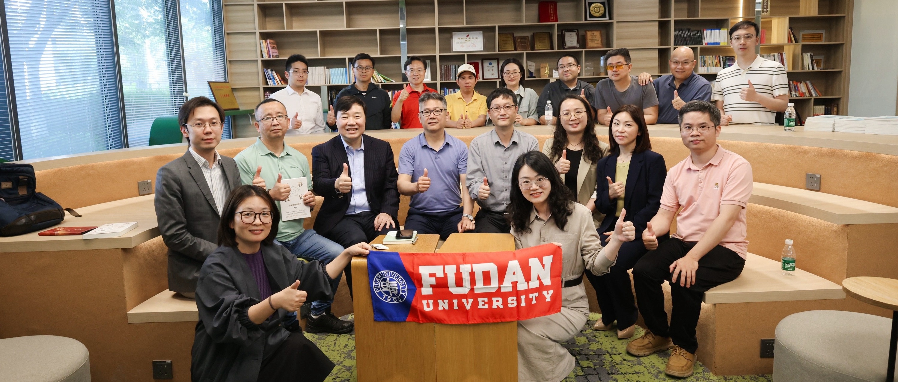 复旦大学经济学院师生嘉宾走进雅本化学